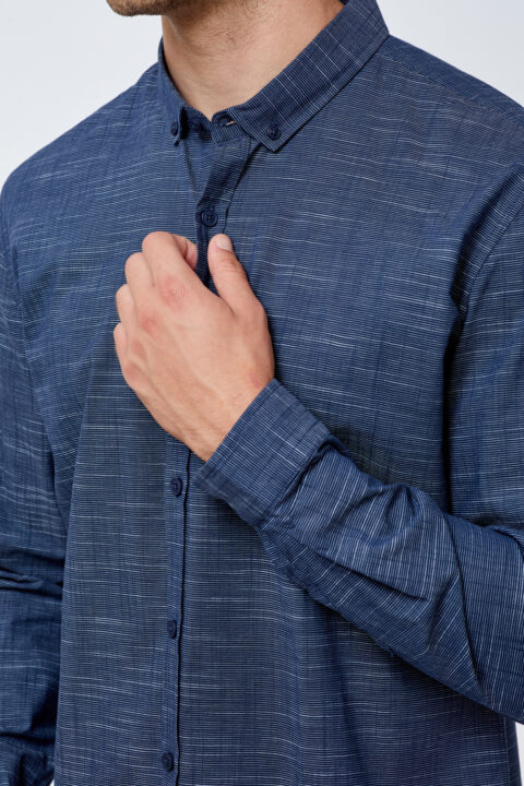 ⁦חולצה מכופתרת טקסטורת רוחב⁩ – תמונה ⁦3⁩