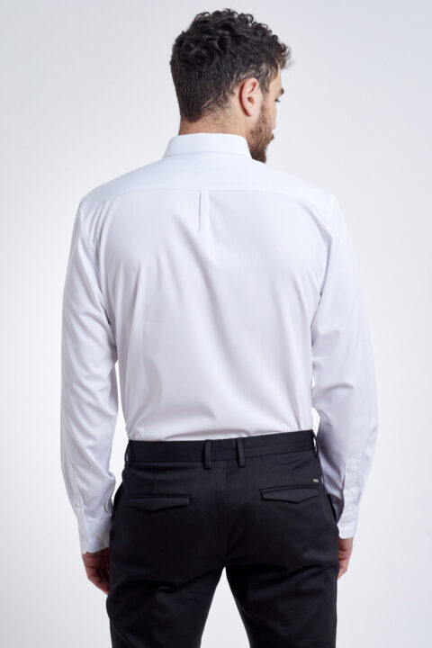 ⁦חולצה מכופתרת לבנה חלקה מבד רך⁩ – תמונה ⁦3⁩