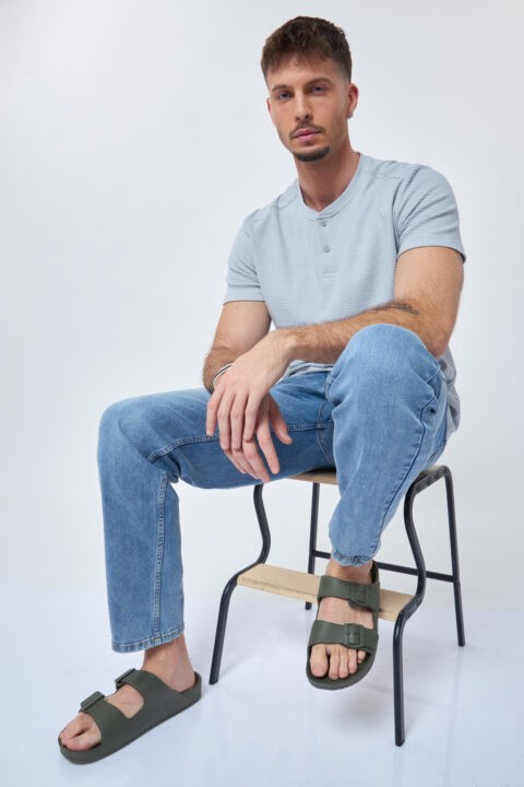 ⁦חולצת טי כפתורים בד טקסטורה⁩ – תמונה ⁦5⁩