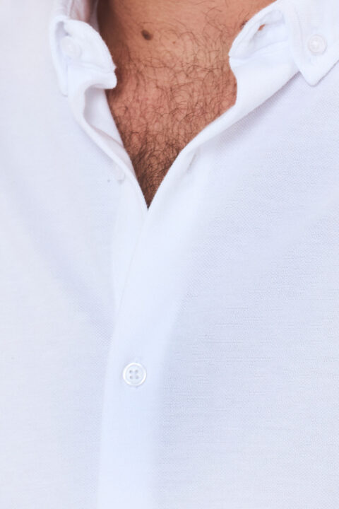 ⁦חולצה מכופתרת פיקה ג'רסי - לבן⁩ – תמונה ⁦2⁩